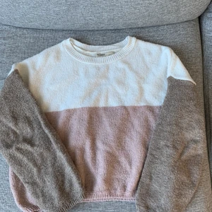 Oversized tjocktröja från Pull and Bear❤️ - Jätte fin tröja från pull and bear i storlek S, köpare står för frakt 📦 ❤️