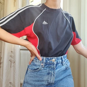 Adidas t-shirt - Cool röd/grå Adidas T-shirt i stl L. Fint skick :)   Skriv om du har frågor eller vill ha fler bilder