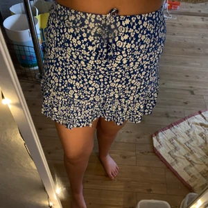 Blå blommig kjol🦋 - Blå blommig kjol från Boohoo🦋 Aldrig använt (prislapp kvar), var för liten när jag fick hem den tyvärr😕  Storlek 40, men är väldigt stretchig i materialet