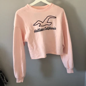 Hollister - Snygg och skön croppad tröja från Hollister, fint skick