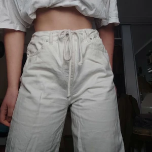 Vita vida jeans - Vida högmidjade jeans från ASOS, sällan använda så i fint skick! Jag är 169 cm och har de uppvikta, så passar någon runt 170, eller kortare om de klipps av 🌻 frakt tillkommer, och pris går att diskutera 🤍