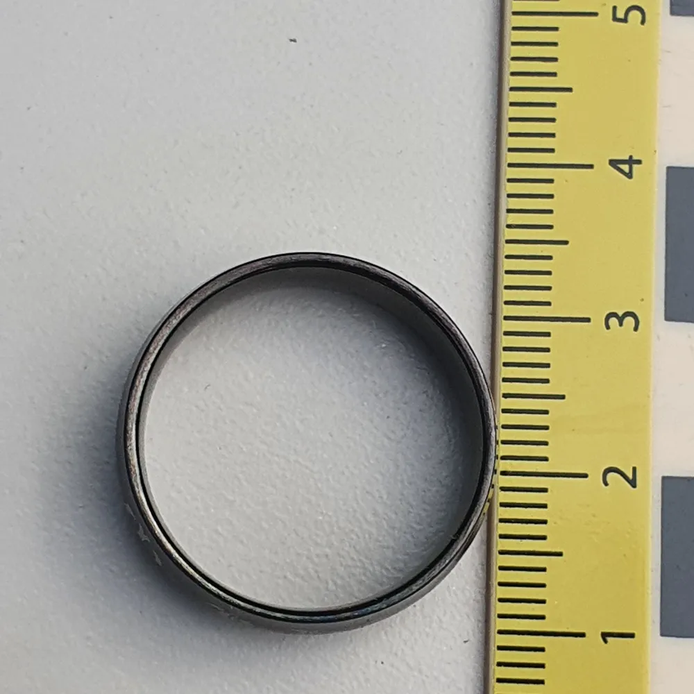 Svart ring av rostfritt stål. Kron print. Inre diameter 18 mm. Gord av stål så kommer inte färga av. Accessoarer.