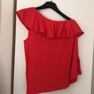 H&M one shoulder top röd i stl S - H&M one shoulder top röd i stl S. Bra skick. 