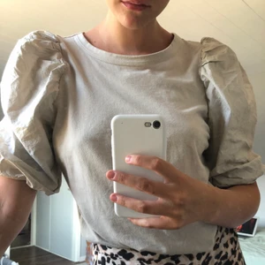 Puffärmad tröja - Väldigt bra skick och bara använt ett fåtal gånger. Köparen står för frakt om mötas inte kan ske.