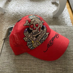 Ed Hardy keps - En äkta Ed Hardy keps i fint skick. Även rhinestones på kepsen. Storleken är justerbar. För fler bilder kontakta mig! Var god följ budgivningens regler 🙌