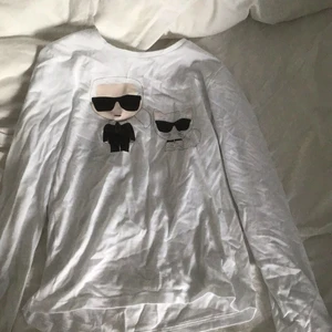 Strl: 14 år - Karl Lagerfeld långärmadtröja, köpt för ett år sen och användt en gång. Köpte för 800 kr och säljer för 500