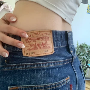 Levis midrise jeans meee hål - Sytt in dem på sidorna själv.  -Referens: jag är 172, ofta strl S (36)✨