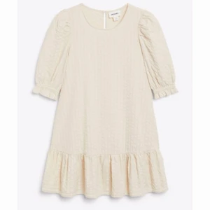 Monki mini trapeze dress - Aldrig använd klänning från Monki! Köpt nyligen men jag tycker den är aningen för kort på mig för min smak. Har tagit bort lappen och endast prövat den. Storlek L, sitter bra på mig med M men passar nog från S-L beroende hur man vill att den ska sitta❤️ Nypris var 250 kr säljer för 120👍🏻