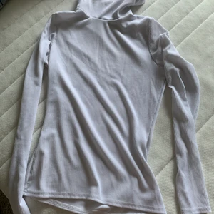 Långärmad polo-tröja vit - Vit långärmad polotröja as snygg att ha typ under en sweatshirt eller så!!! Storlek 36