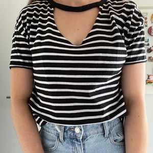 Randig T-shirt XS - Randig tröja, storlek XS men passar också S, lite oversize! 100% bomull, jättebra skick 🌞