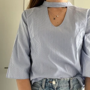 Blå tröja / skjorta | S  - Blå randig tröja / skjorta med fina detaljer och breda armar. Storlek S. Jättebra skick!