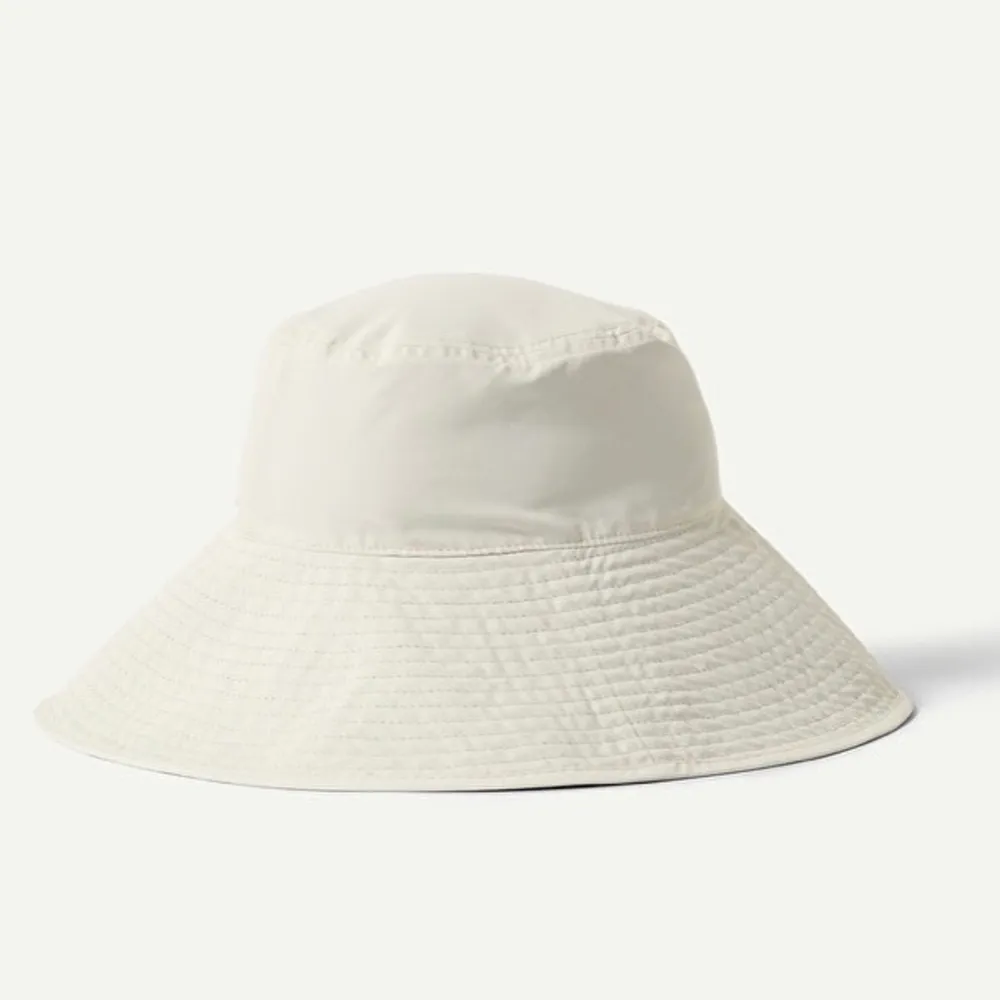 Skitsnygg bucket hat från weekday. Aldrig använd, säljer då det inte riktigt var min stil. Är både vit och svart beroende på vilken sida man har utåt så går att matcha till allt💘. Accessoarer.