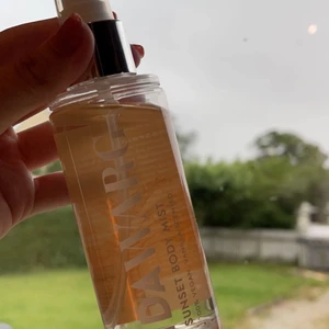 Ida Warg bodymist Vanilla scented  - Ida Wargs bodymist med doft av Vanilla scented. Doftar väldigt gott, somrig. Används dock ej då jag har massa andra parfymer jag använder. Osäker på om den säljs i butik fortfarande, har själv inte sett den någonstans. Köpt för ca 150kr. Produkten är limited edition. Ej använd. Produkten är även 100% vegansk 