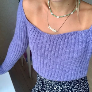 Stickad tröja - Fin o skön stickad tröja från nakd. Nästan aldrig använd som i nyskick. Storlek xxs men skulle säga att den sitter som en xs🤍✨ just nu ligger priset på 270, skriv privat för att buda🥰(budgivningen slutar 7/10)