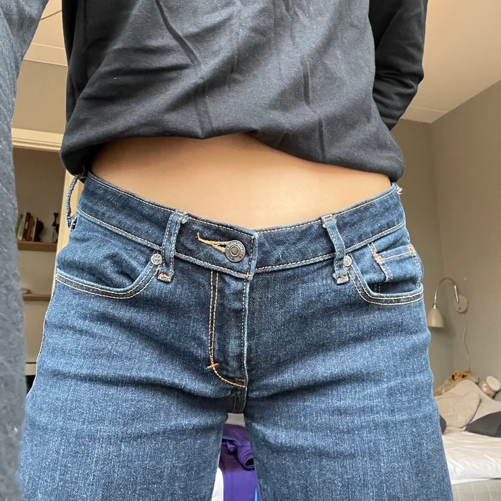 Säljer ett par super snygga och casual jeans från det populära märket Abercrombie & Fitch. Jeansen är i mycket fint skick nästan som nya. Dem är i storlek 25/35 och passar någon runt 170 i längd. Jag kan tänka mig att byta mot ett par liknande low waist byxor. Skriv gärna för ev förslag. 💗. Jeans & Byxor.