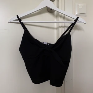 Svart topp - En svart topp med din snörning framtill! Aldirg använt med lappen kvar! 