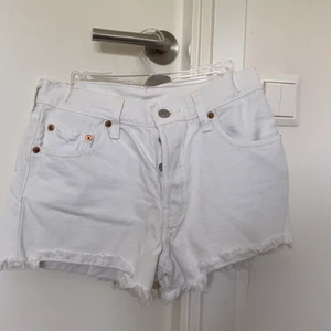 Levis shorts  - Klassiska vita levis shorts som blivit försmå! Skulle gissa på att dem passar xs/s