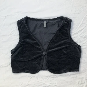 Manchester väst - Sjukt cool svart manchester väst från Vila! Köpt second hand men är i mycket bra skick. Storlek L men skulle säga att den passar M också. Hör av dig vid intresse<3