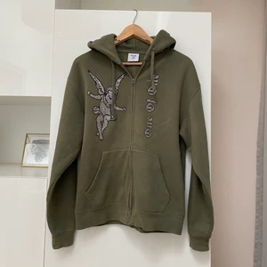 One of one  - Intresse koll på min superfina one of one zip-up hoodie, knappt använd, köpte i våras ✨💓 lägg ett bud vid intresse!🙌🏼😋 köp direkt för 1400kr 💗 