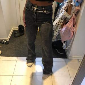 Jätte balla långa gråa jeans från zara, lite slitningar ena sidan ner vid foten då dom blir lite lite långa för mig som är 167 men annars i jätte bra skick 