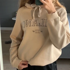 hoodie från ginatricot - beige hoodie med trycket milano. använd nån gång men är i fint skick