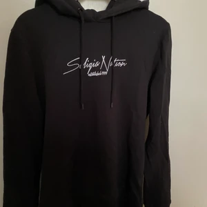 Svart hoodie - En svart hoodie från lager 157, använder ej men mycket skön☺️