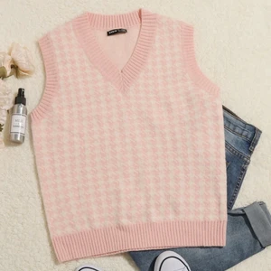 stickad väst - (bilden är lånad) säljer denna helt oanvända västen, jätte skön i materialet, och passar nästan alla storlekar, fint och ha en shorta eller en t-shirt under. brukar ha xs/s i kläder och denna passar jätte bra!