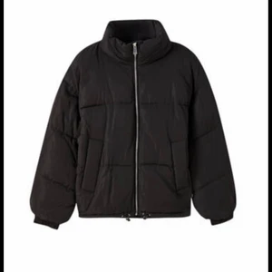 Puffer jacka - Säljer den här fina varma puffer jackan som är perfekt nu till hösten/vintern. I nyskick. säljer då jag inte använder den längre! sitter bra oversized på mig som brukar ha s-m💕