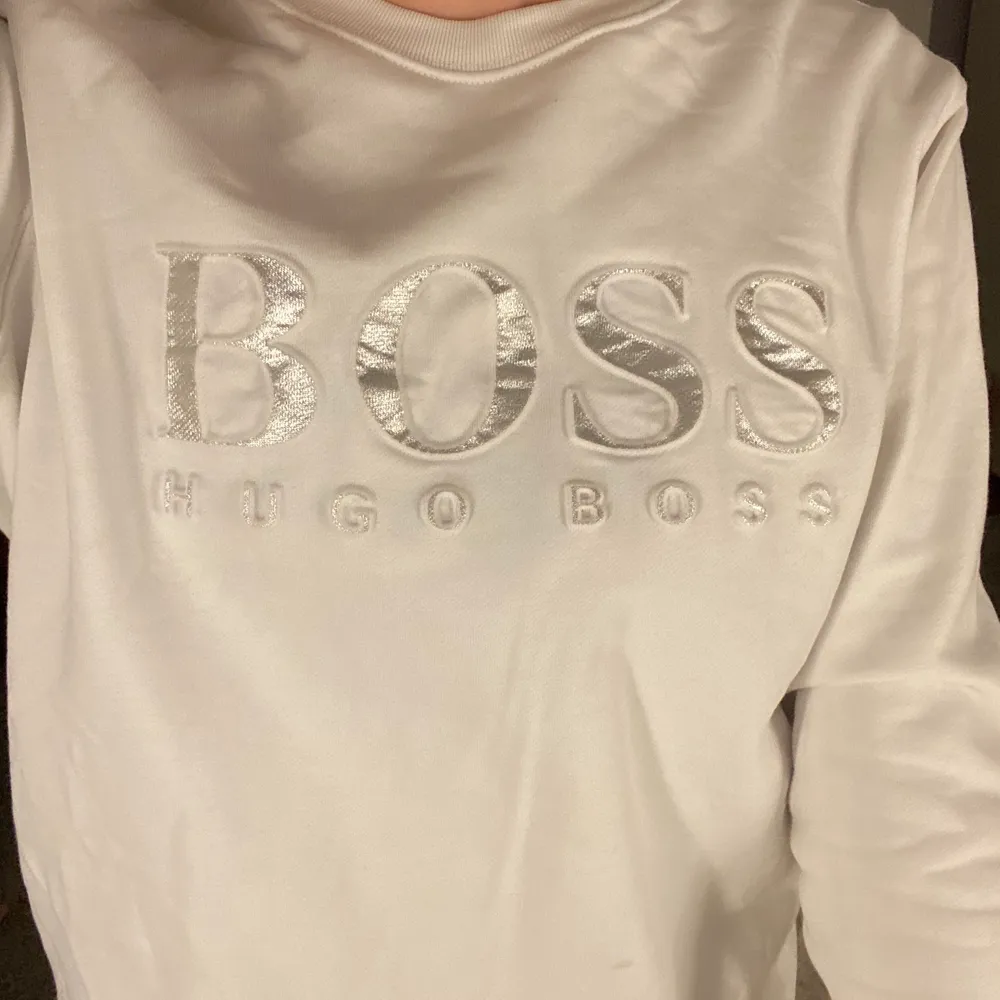 Jätte fin Hugo boss sweatshirt i vit med trycket i silver som går lite utåt, Säljer eftersom den inte används, har andvänt den 3 gånger så den är som ny. Tröjor & Koftor.