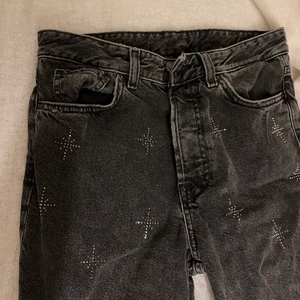 Jeans  - Hej! Säljer mina coola raka jeans med rhinestonestenar i kors ❤️‍🔥❤️‍🔥  Använda typ 2 ggr, är inte riktigt min storlek 