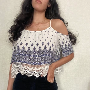 HM SNYGG TOPP BLUS OFF SHOULDER BLOMMIG  - Säljer denna fina toppen från hm. Strl S
