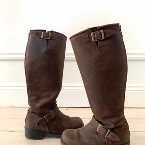 Boots - Säljer mina bruna Johnny Bulls då dem är för små! Dem är välanvända men har inte försökt och göra rent dem, så kanske går! Köpte mina för 1400kr🥰 (Köparen står för frakten) 