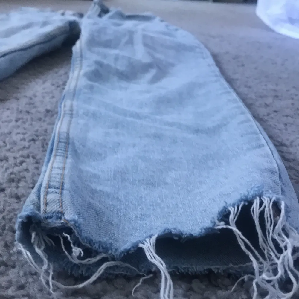 Säljer mina mom jeans från Hm! Säljer för att de börjar bli för små! Bra skick. Köpte för 4 veckor sedan, nästan aldrig använda! Priset är pluss frakt! Kan mötas upp.💕. Jeans & Byxor.