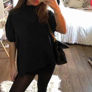 Svart kortärmad polotröja - En svart kortärmad polotröja köpt på secondhand för ett tag sedan men är i fint skick! Väldigt luftig så den passar de flesta storlekar skulle jag tro😊 