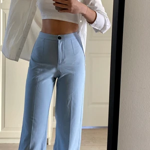 blåa kostymbyxor💙 - Superfina och sköna kostymbyxor från bershka! Sitter så fint men kommer inte till användning och är använda 1 gång så jättebra skick🥰 jag är 166cm, pris kan diskuteras 🤍