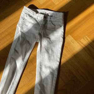 Vita jeans<3 Minns inte var de är ifrån:// Har använt max en gång om ens det. Fint skick<3 Köparen står för frakt😚