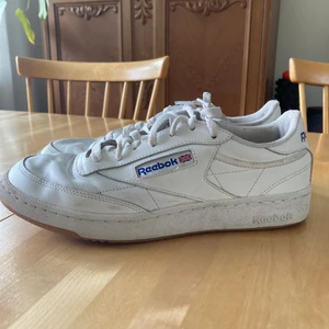 Reebok sneakers, stl 41 - Klassisk Reeboksneaker, stl 41. Använt skick men har en del kvar att ge!