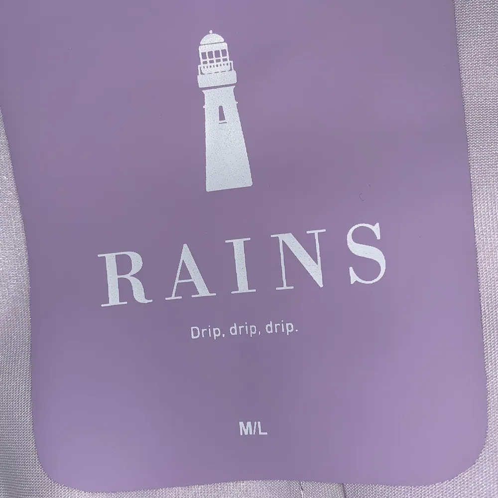 Säljer min oerhört fina regnjacka från Rains. Den är i mycket fint skick och knappt använd. Färgen finns inte längre. Nypris: 899kr. Spårbar frakt tillkommer! (Jag är vanligtvis en S) 💜💜💜. Jackor.