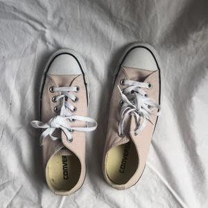 Rosa låga converse - Rosa låga converse i storlek 37! Knappt använda!