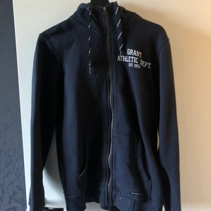 Grant hoodie strl M - Knappt använd skön hoodie med dragkedja! 