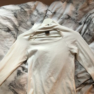 Storlek M - Tröja med skurning i halsen. Aldrig använd från Gina! Helt nytt skick 