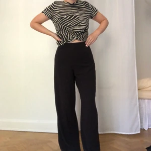 Weekday - byxor 🌻 - Så härliga och sköna vida kostymbyxor i fint skick! ✨