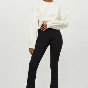 Kostymbyxor med slits - Jag säljer mina fina kostymbyxor mer slits, de ser ungefär ut som på bilden men i mer kostymbyxor material, köpte de i butik så jag har inga bilder från hemsidan men det är liknande byxor, de är för små för mig så det är därför jag säljer de, endast testade💞☺️