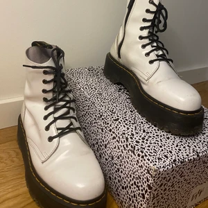 Dr Martens Jadon vita - Säljer mina vita jadons då jag inte använder de lika mycket längre. Fortfarande i supe bra skick. Kan gå ytterligare ner i pris vid snabbaffär. Nypris ca 2300kr✨