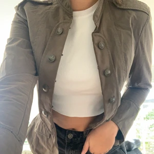 grön jacka - säljer en skitsnygg grön jacka i storlek 38! ✨Frakt tillkommer✨