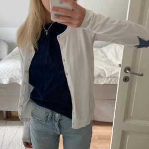 Kofta - Vit kofta med stjärnor. Super fint skick storlek s. 