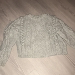 Stickad tröja - Jättefin ljusgrå stickad tröja med fina detaljer. Använd några gånger men bra skick. Fin och hel. Lappar bortklippta men är en xxs eller xs. Varm och skön perfekt nu till höst/vinter. Bättre bilder kan fås privat. Pris diskuterbart!🖤