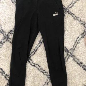 Mjukisbyxor - Svarta mjukisbyxor från PUMA perfekt till innan träningen eller bara att gå runt i