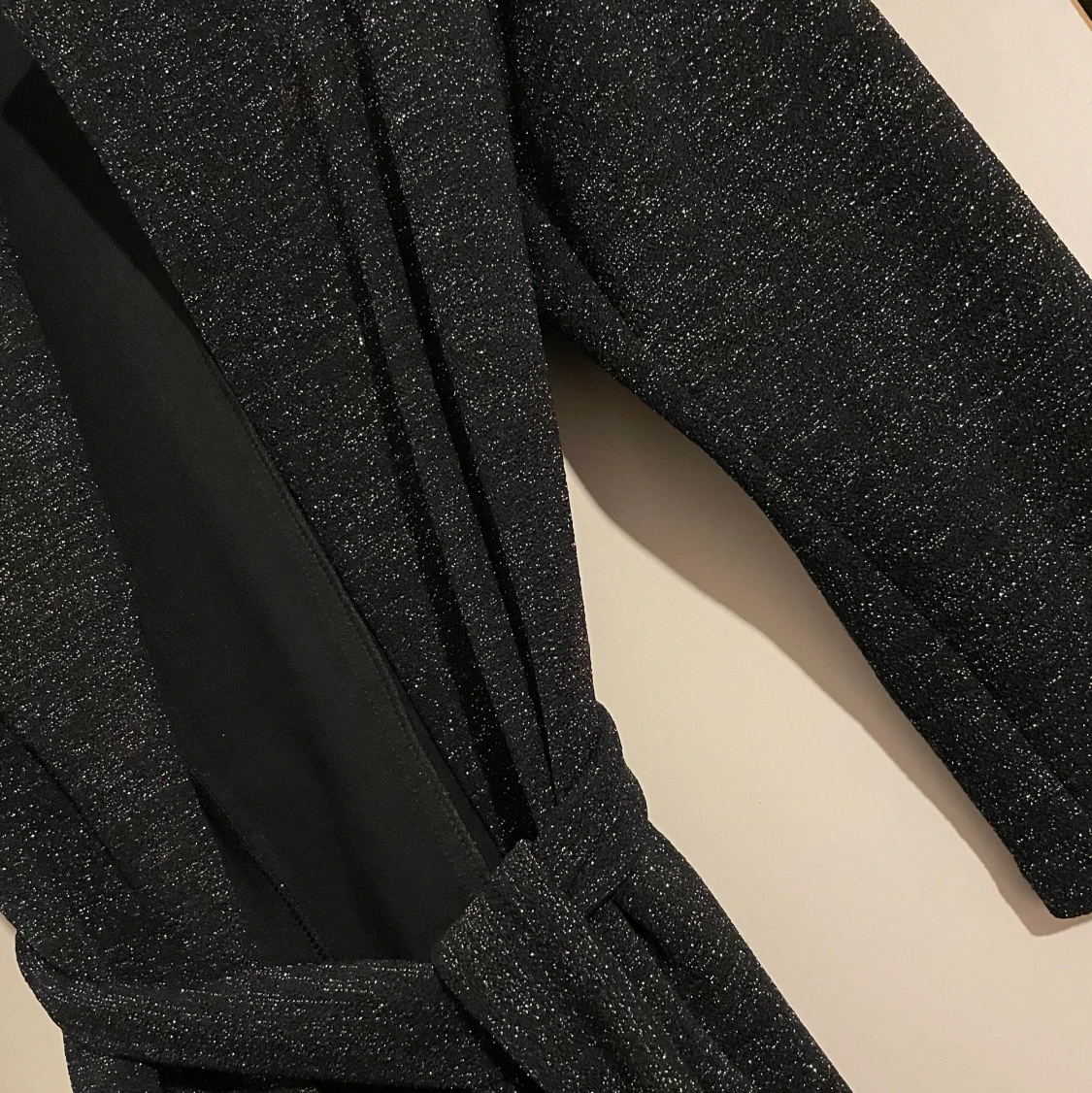 svart kappa med glitterdetaljer stlk s - 91