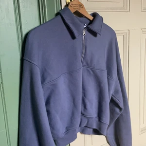 Weekday zip-tröja storlek S - En blå tröja köpt på weekday i Stockholm förra hösten. Den är hyfsat oanvänd men har blivit lite nopprig. Ganska baggy passform, fast croppad. Köparen står för frakt! Kolla gärna in mina andra anonser❤️